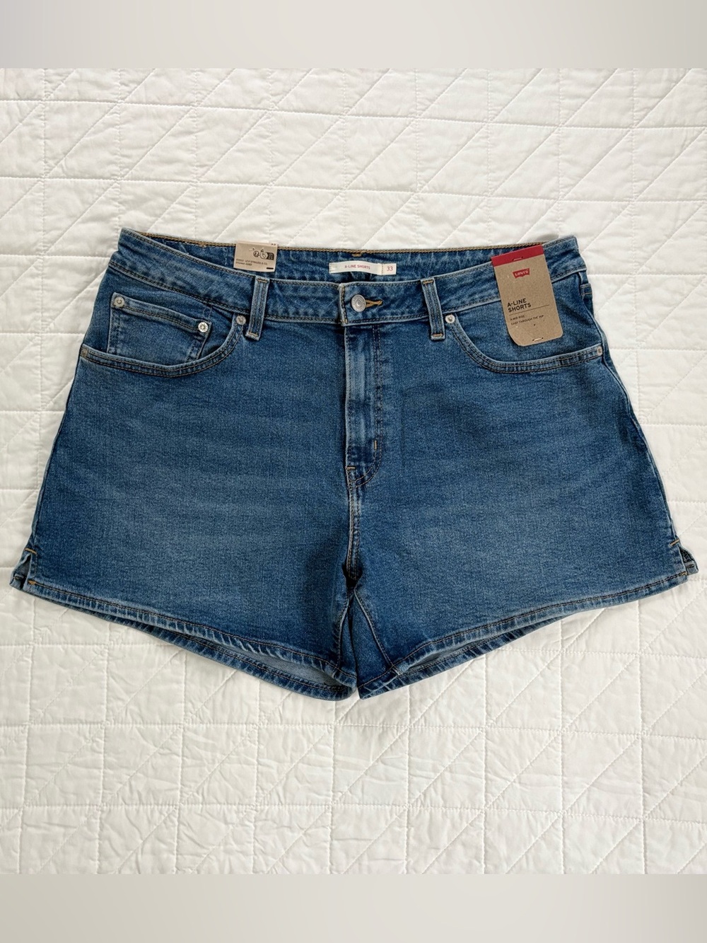 NWT Levi's A-Line Mid-Rise Premium Denim Dark Wash Shorts - Size 33